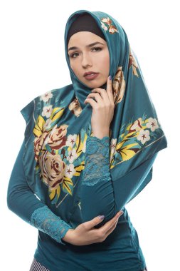 Beyaz bir arka plan üzerinde izole Hijab giyen erkek