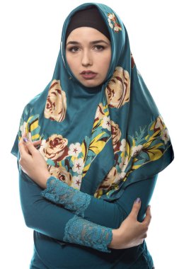 Beyaz bir arka plan üzerinde izole Hijab giyen erkek