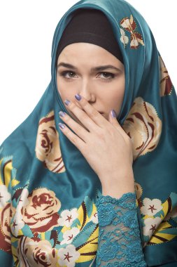 Beyaz bir arka plan üzerinde izole Hijab giyen erkek