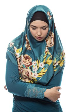 Beyaz bir arka plan üzerinde izole Hijab giyen erkek