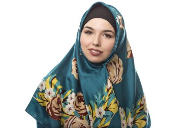 Beyaz bir arka plan üzerinde izole Hijab giyen erkek