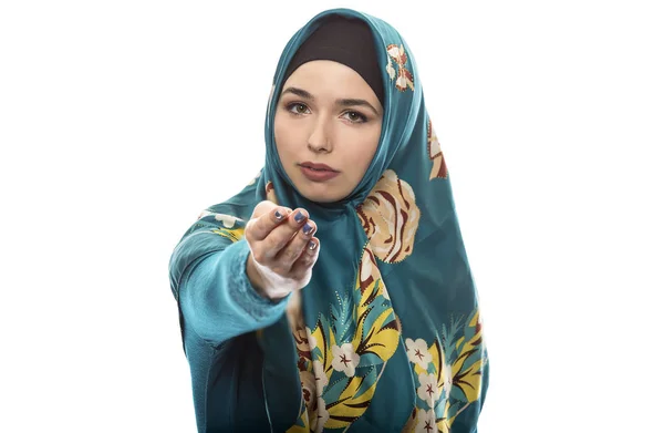 Frau trägt Hijab isoliert auf weißem Hintergrund — Stockfoto