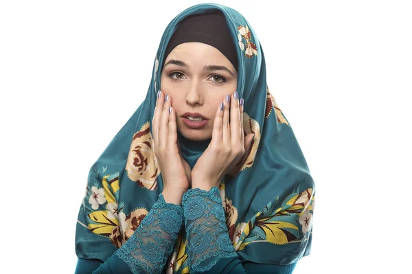 Vrouwen dragen Hijab geïsoleerd op een witte achtergrond — Stockfoto