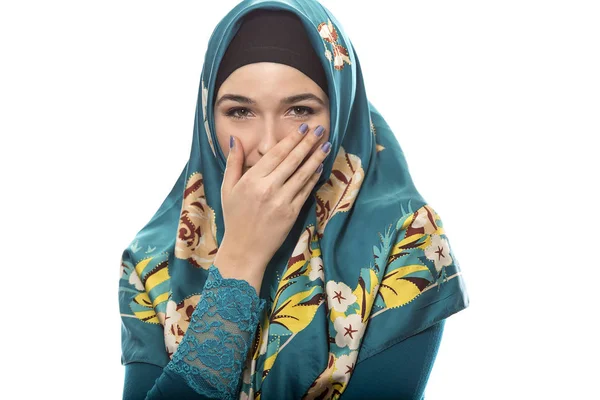 Mujer usando Hijab aislado sobre un fondo blanco — Foto de Stock