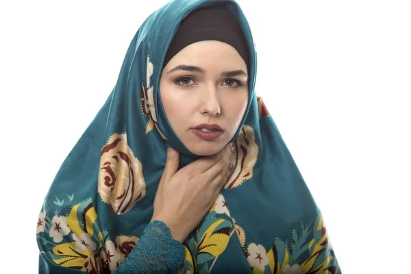 Mujer usando Hijab aislado sobre un fondo blanco — Foto de Stock