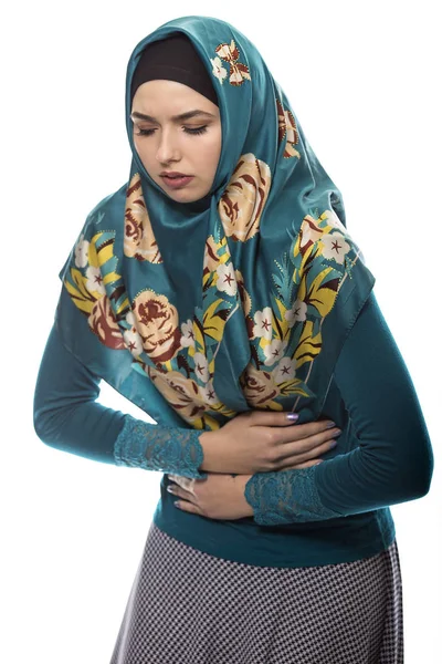 Frau trägt Hijab isoliert auf weißem Hintergrund — Stockfoto