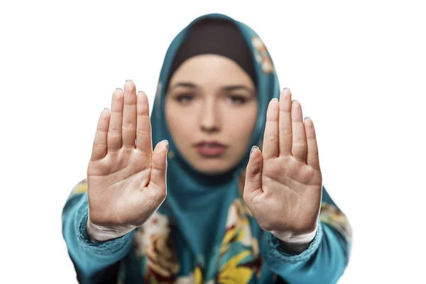 Frau trägt Hijab isoliert auf weißem Hintergrund — Stockfoto