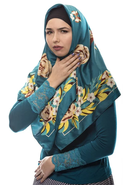 Vrouwen dragen Hijab geïsoleerd op een witte achtergrond — Stockfoto