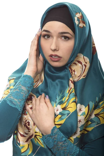 Žena nosí hidžáb izolované na bílém pozadí — Stock fotografie
