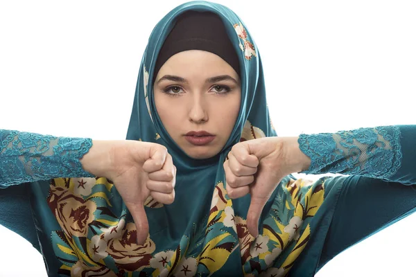 Женщина носит хиджаб изолированный на белом фоне — стоковое фото