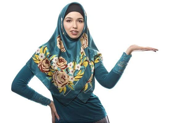 Hijab Pemakaian Perempuan Terisolasi di Latar Belakang Putih — Stok Foto