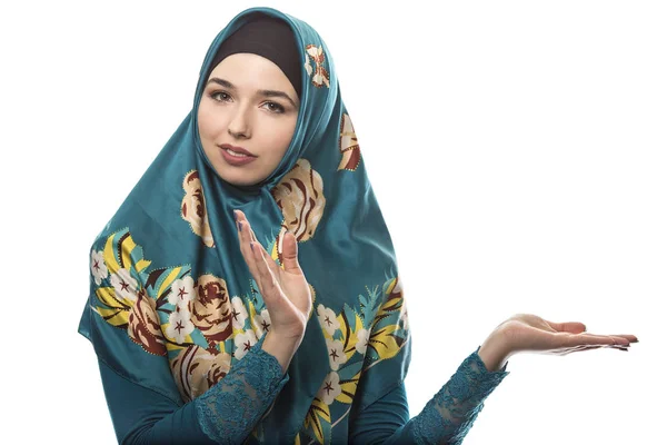 Žena nosí hidžáb izolované na bílém pozadí — Stock fotografie