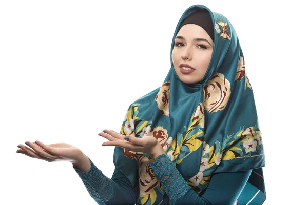 Frau trägt Hijab isoliert auf weißem Hintergrund — Stockfoto