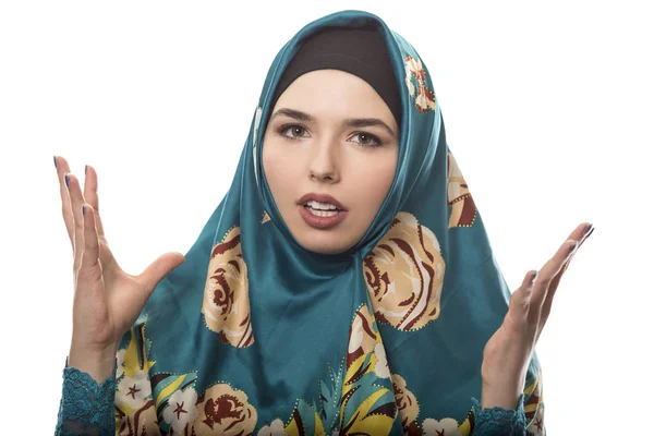 Mujer usando Hijab aislado sobre un fondo blanco — Foto de Stock