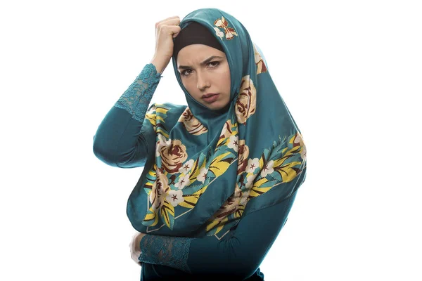 Frau trägt Hijab isoliert auf weißem Hintergrund — Stockfoto