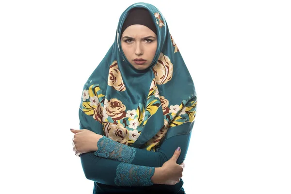 Feminino vestindo Hijab isolado em um fundo branco — Fotografia de Stock