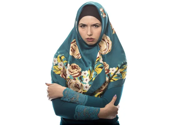 Mujer usando Hijab aislado sobre un fondo blanco — Foto de Stock