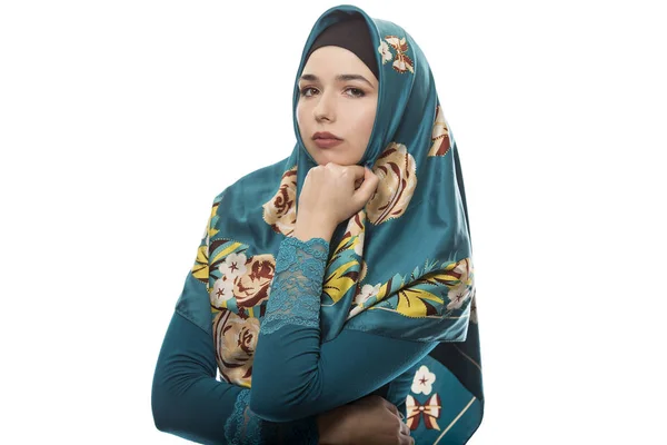 Vrouwen dragen Hijab geïsoleerd op een witte achtergrond — Stockfoto