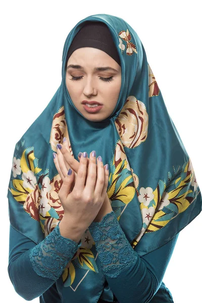 Mujer usando Hijab aislado sobre un fondo blanco — Foto de Stock