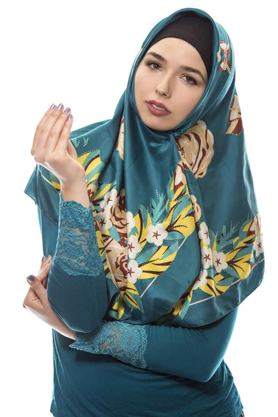 Feminino vestindo Hijab isolado em um fundo branco — Fotografia de Stock