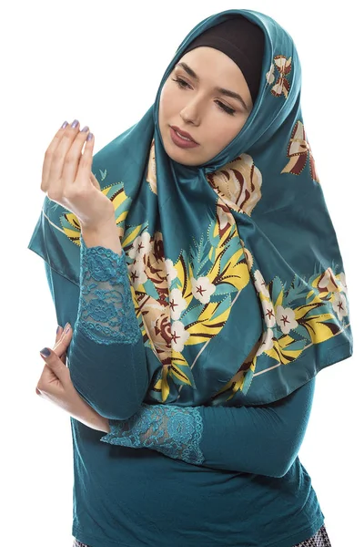 Nő visel a hidzsáb elszigetelt fehér Background — Stock Fotó