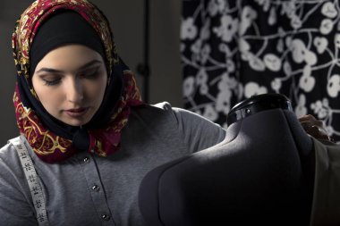 Bir Hijab giyen kadın moda tasarımcısı