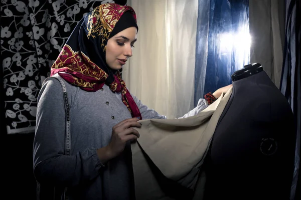 Vrouwelijke mode-ontwerper, het dragen van een Hijab — Stockfoto