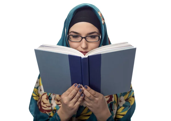 Bir Hijab giyen ve bir kitap okuma kız öğrenci — Stok fotoğraf