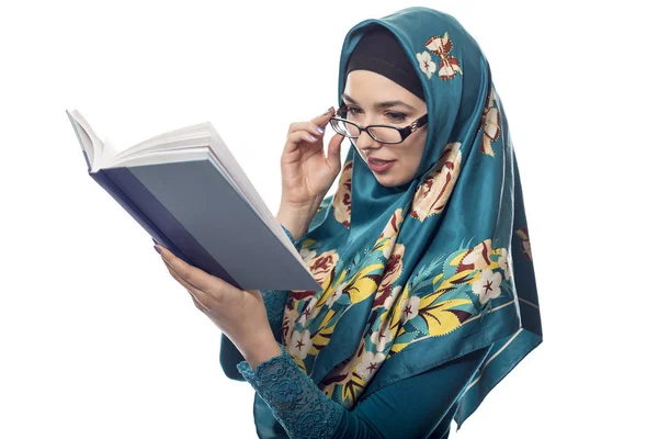 Női tanuló visel a hidzsáb, és egy könyvet olvas — Stock Fotó