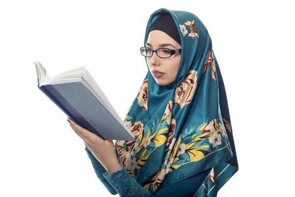 Bir Hijab giyen ve bir kitap okuma kız öğrenci — Stok fotoğraf