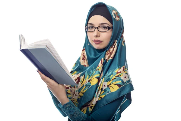 Vrouwelijke Student het dragen van een Hijab en het lezen van een boek — Stockfoto