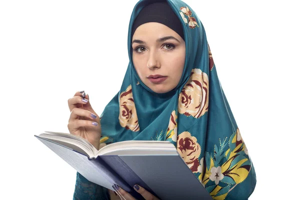 Vrouwelijke Student of auteur het dragen van een Hijab — Stockfoto