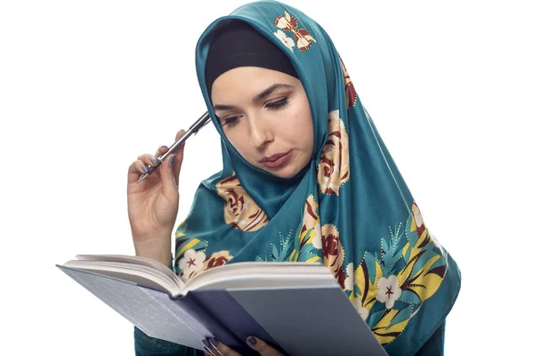 Vrouwelijke Student of auteur het dragen van een Hijab — Stockfoto