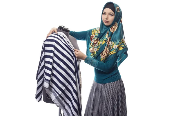 Vrouwelijke modeontwerper met Hijab op een witte achtergrond — Stockfoto