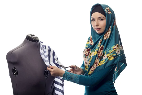 Perancang Mode Perempuan dengan Hijab di Latar Belakang Putih — Stok Foto