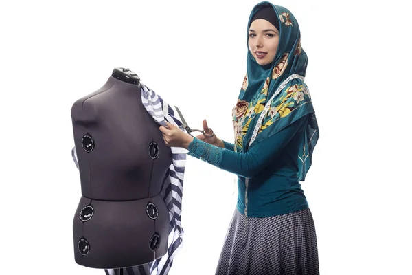 Modedesignerin mit Hijab auf weißem Hintergrund — Stockfoto