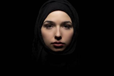 Kendine güvenen erkek siyah bir Hijab giyen