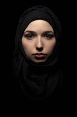 Kendine güvenen erkek siyah bir Hijab giyen