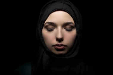 Kendine güvenen erkek siyah bir Hijab giyen