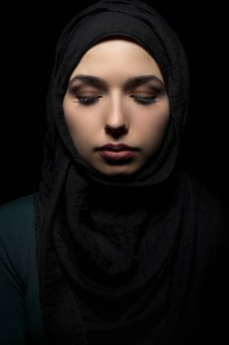 Kendine güvenen erkek siyah bir Hijab giyen
