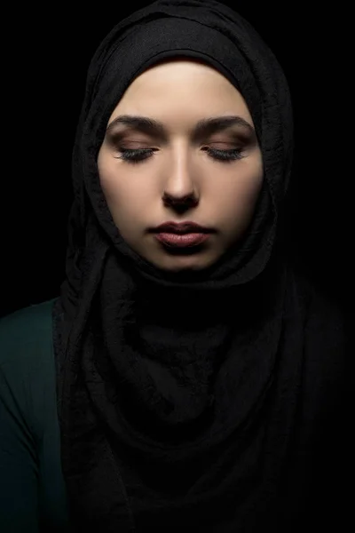 Уверенная женщина в чёрном хиджабе — стоковое фото