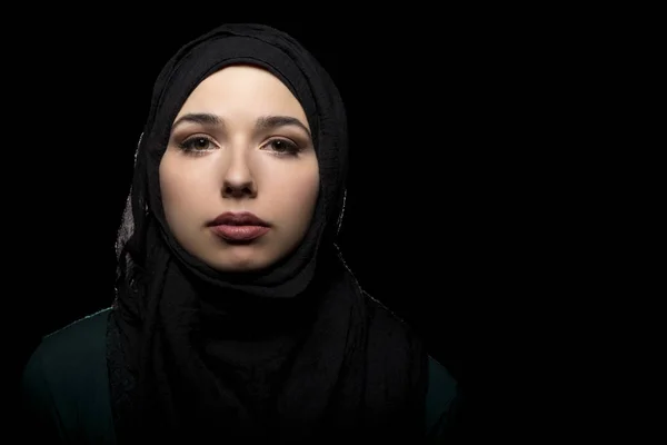 Mulher confiante vestindo um Hijab Preto — Fotografia de Stock