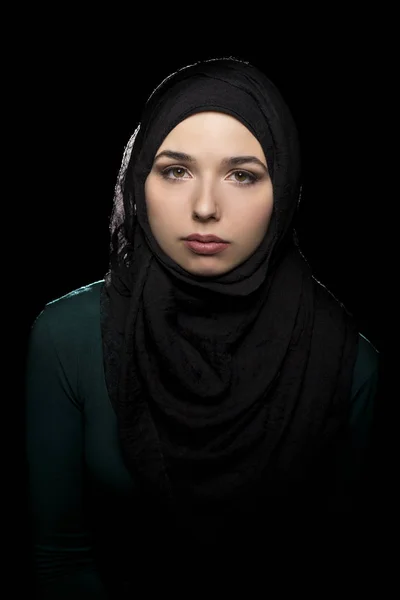 Femme confiante portant un hijab noir — Photo