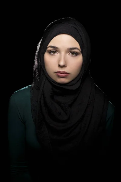 Mujer confiada usando un Hijab Negro — Foto de Stock