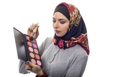 Sanatçı bir Hijab giyen kadın makyaj