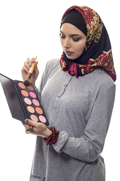 Mujer Maquillaje Artista Usando un Hijab — Foto de Stock
