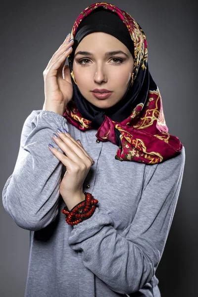 Γυναικείο μοντέλο με κόκκινο χιτζάμπ — Φωτογραφία Αρχείου