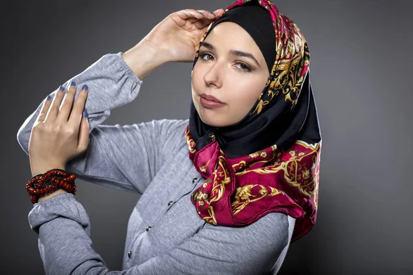 Женская модель с красным хиджабом — стоковое фото