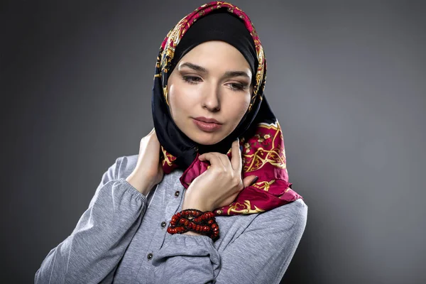 Γυναικείο μοντέλο με κόκκινο χιτζάμπ — Φωτογραφία Αρχείου