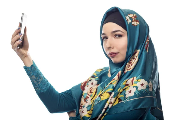 Mujer mostrando Hijab vía Selfie — Foto de Stock